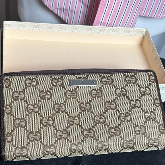 EUC Authentic Gucci monogram zippy wallet ❤️ - Picture 2 of 15